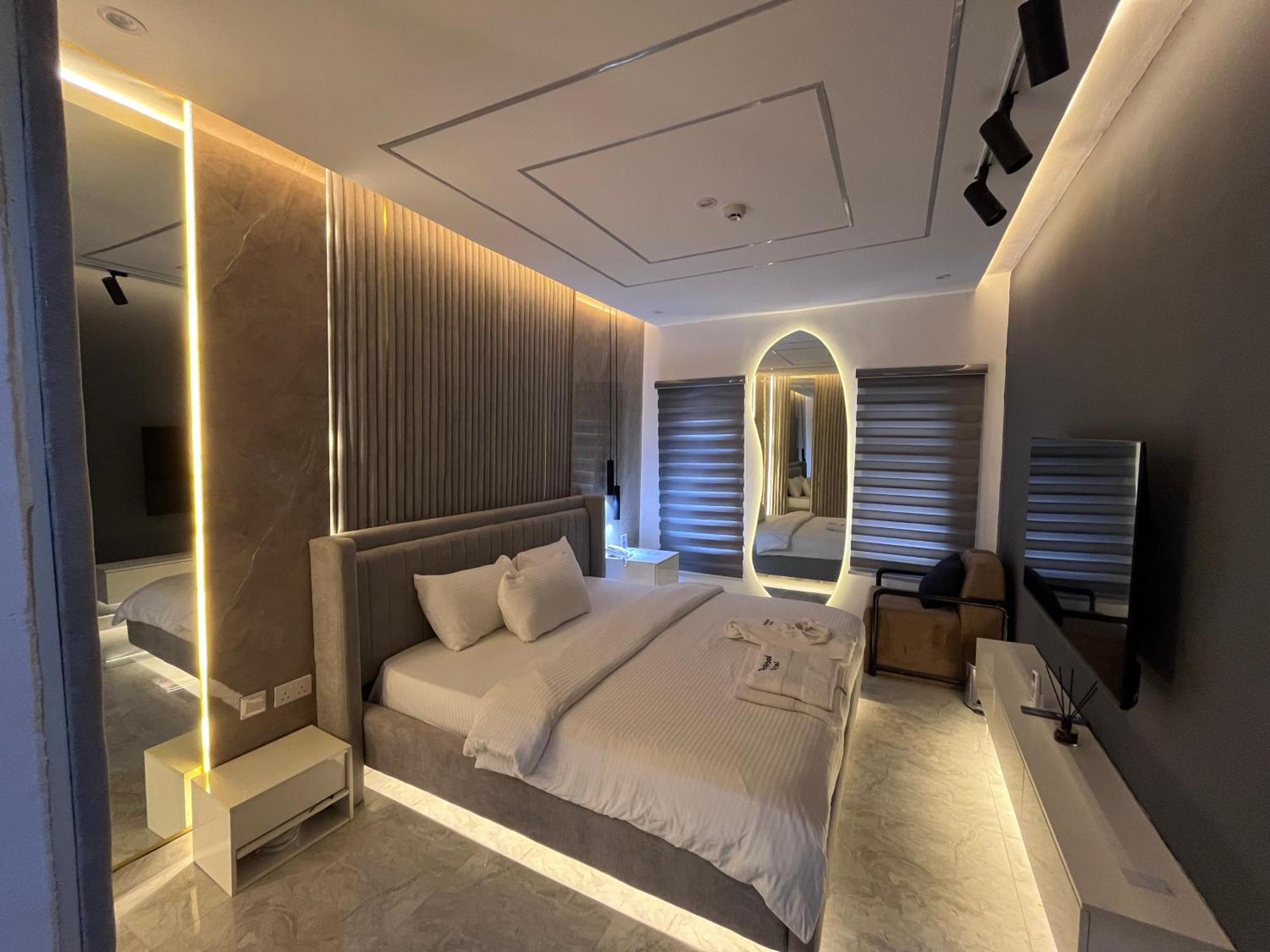 Blackwood Hotels Ікеджа Екстер'єр фото