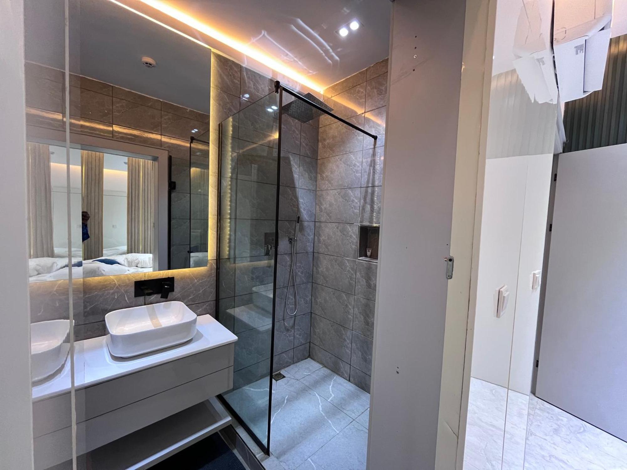 Blackwood Hotels Ікеджа Екстер'єр фото