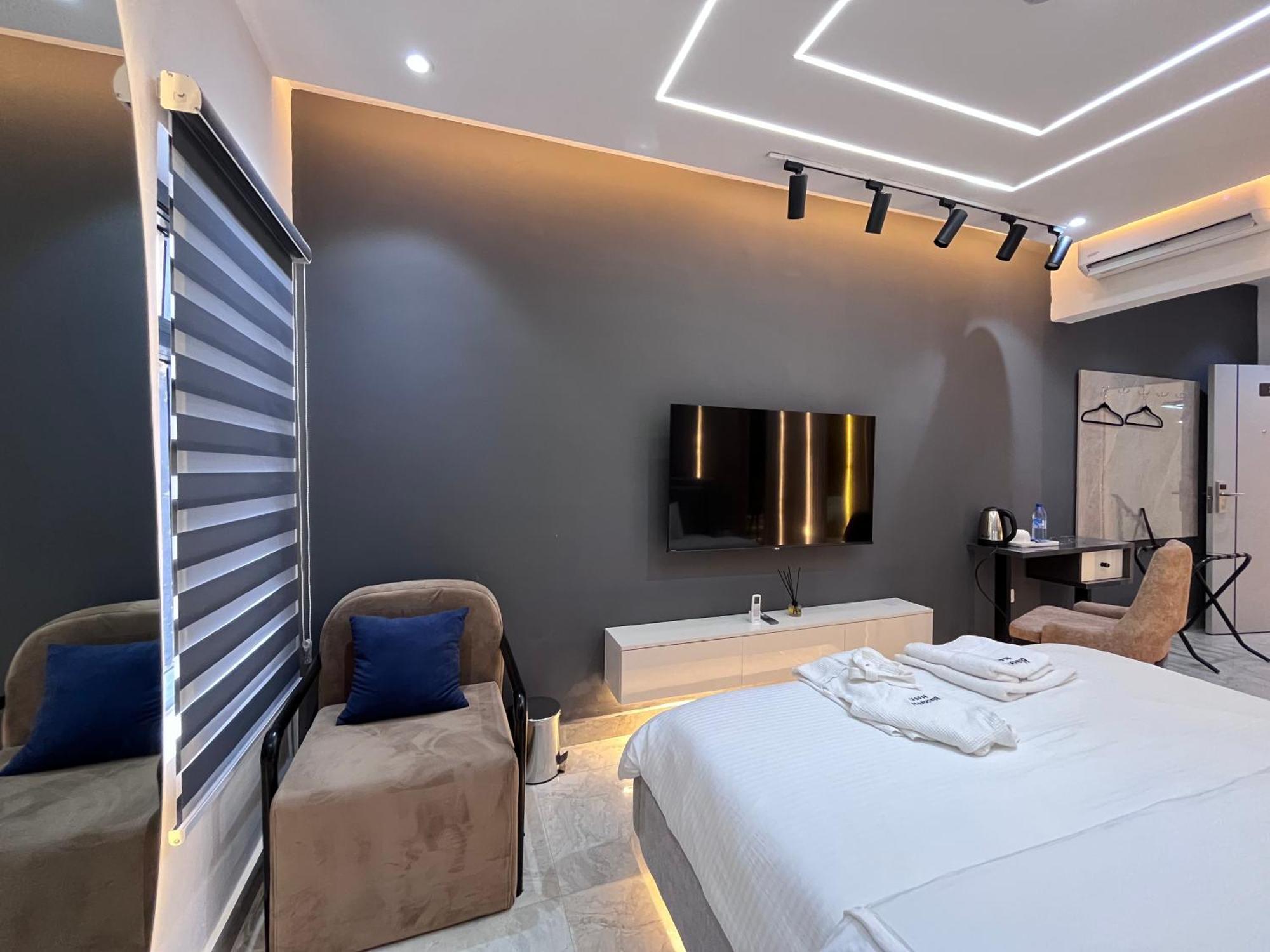 Blackwood Hotels Ікеджа Екстер'єр фото