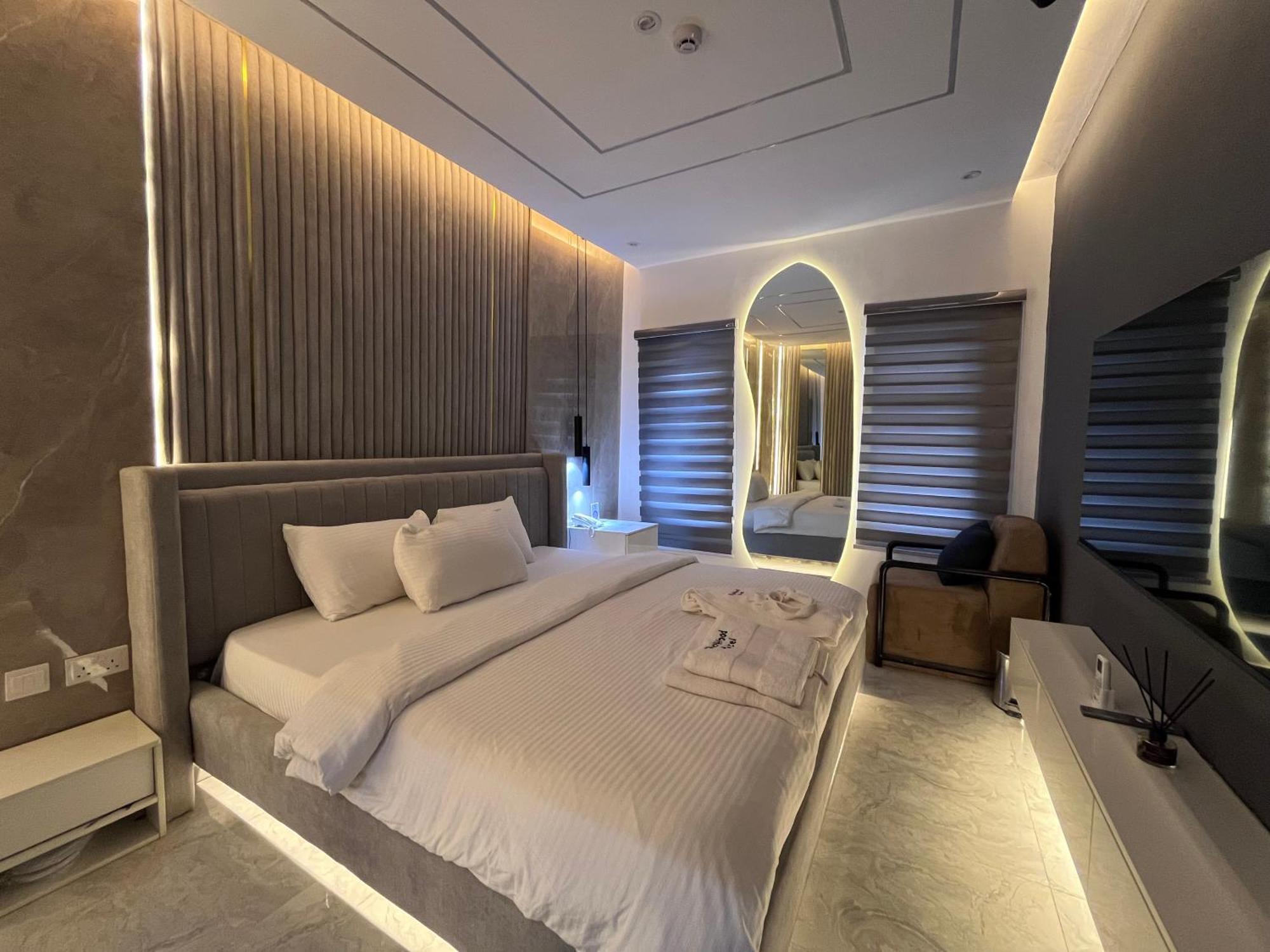 Blackwood Hotels Ікеджа Екстер'єр фото
